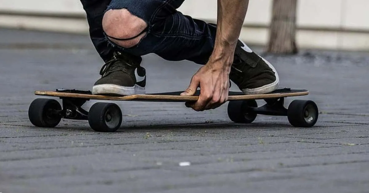 How To Stand On A Longboard? Top 8 Tips For You! 3 Correct Way to Stand on a Longboard