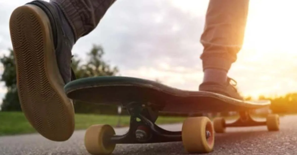 How To Ride A Longboard? A Step-by-Step Beginner's Tutorial! 8 Pushing Off