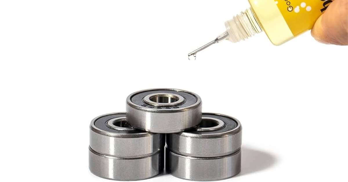 Lubricate for cleaning your longboard bearing