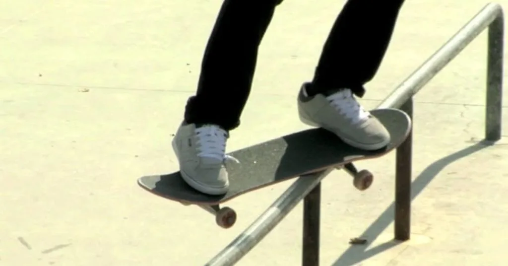 How to Do Feeble Grind on a Skateboard | A Step-by-Step Guide! 2 How to Do Feeble Grind on a Skateboard