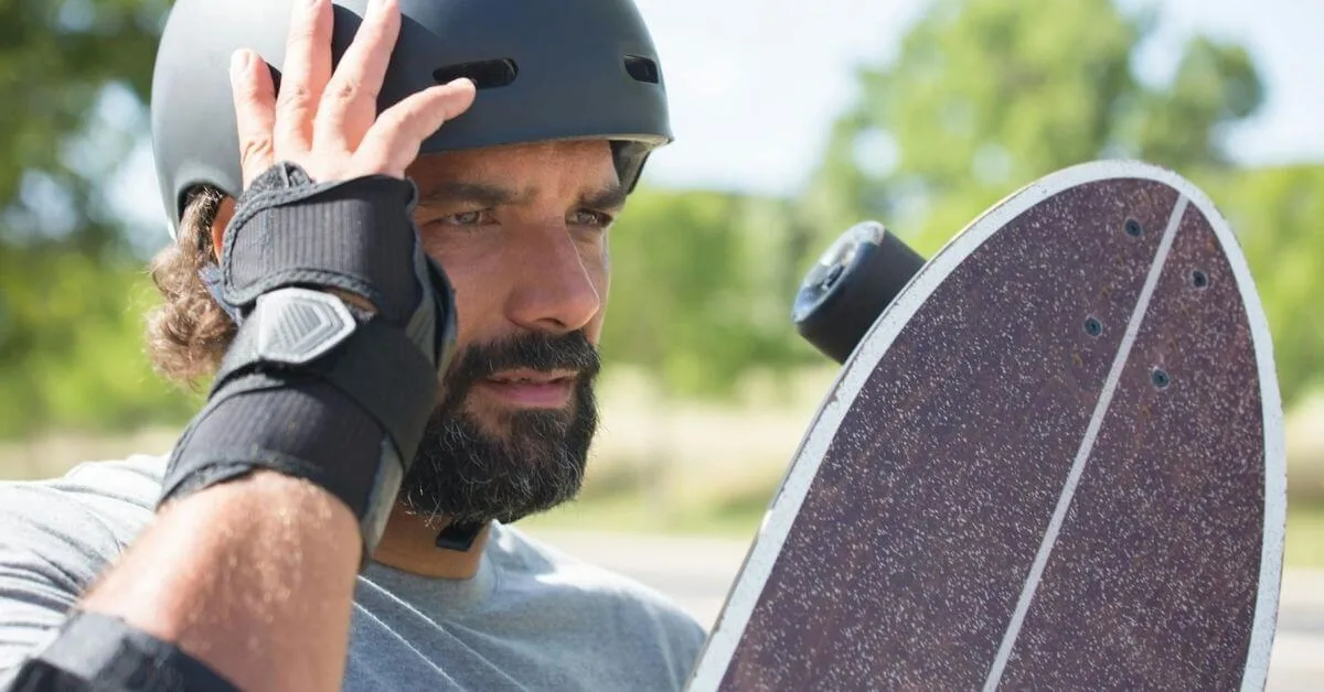 How to Stop on a Skateboard: 5 Easy Methods for Beginners! 2 Essential Gear for Skateboarding