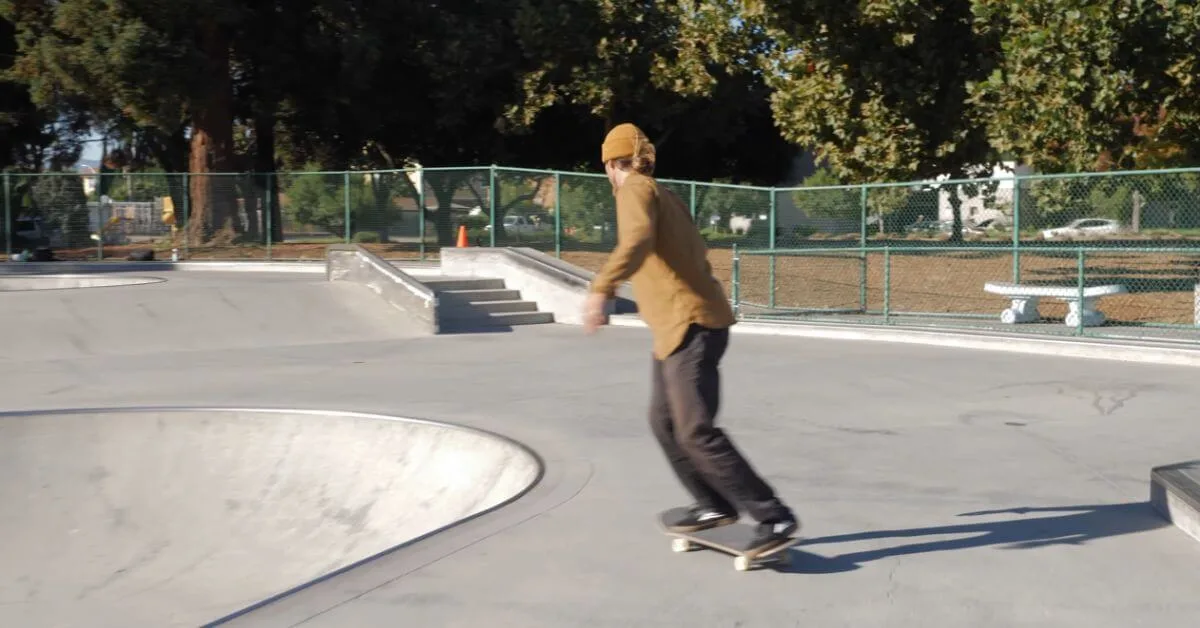 How to Kickturn on a Skateboard: Master the Essential Trick! 2 Find the Right Place to Practice Kickturn
