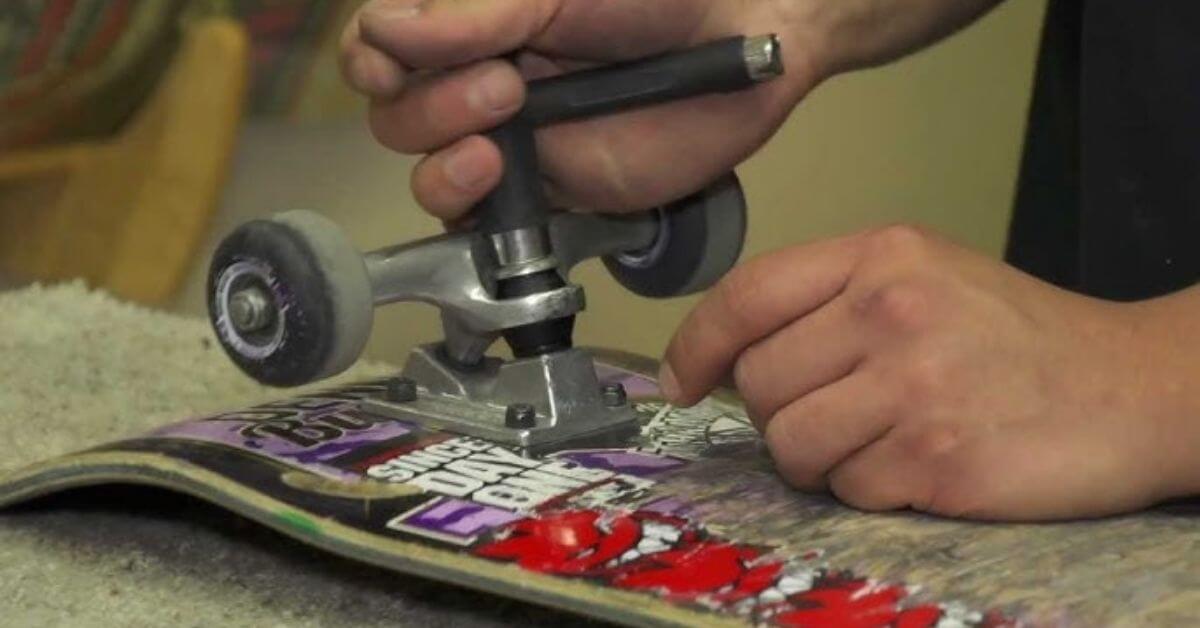 how to tighten skateboard wheels